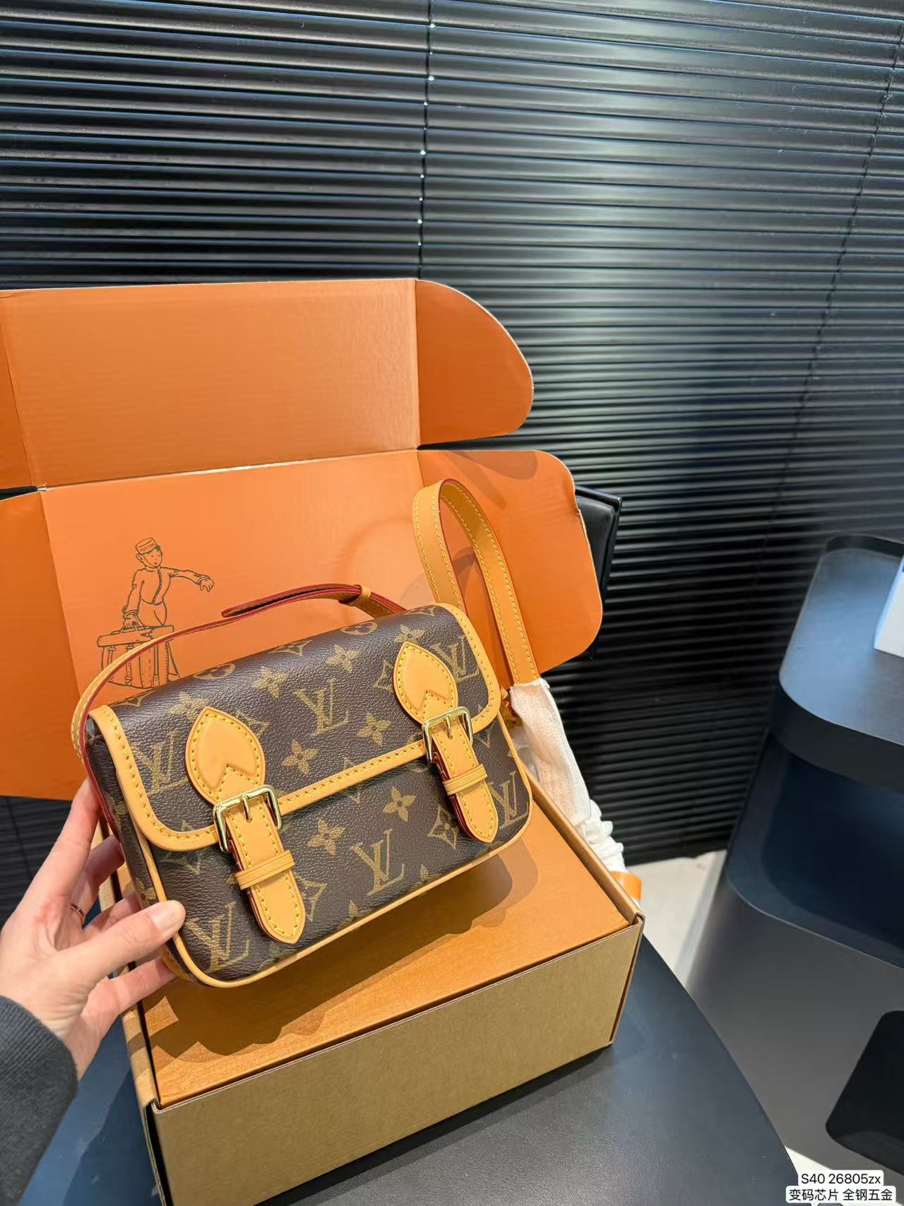 LV SATCHEL M26805 15*6*19.5CM