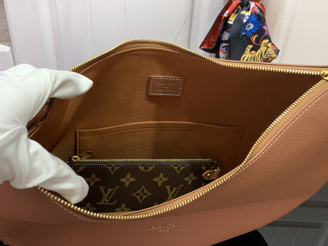 LOUIS VUITTON M14642 Low Key Cookie MM
