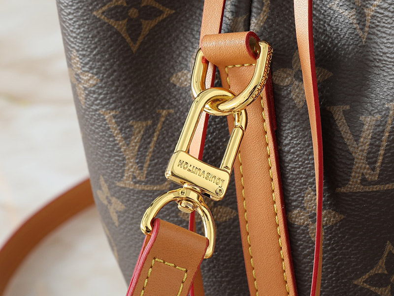 Big: 8.7″x7.5″x9.1″ Small: 4.7″x4.7″x4.7″ Leather Handbag with Adjustable Strap BB-921538