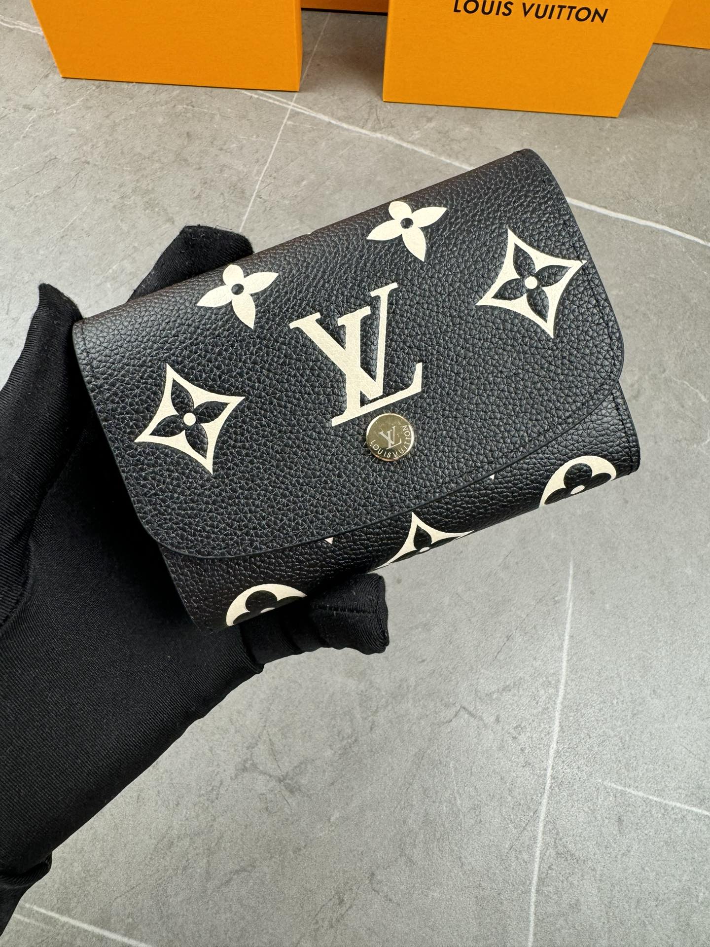 【Louis Vuitton】Monogram Embossed Mini Wallet - Highly functional and perfect for everyday use. Available in 4 colors.