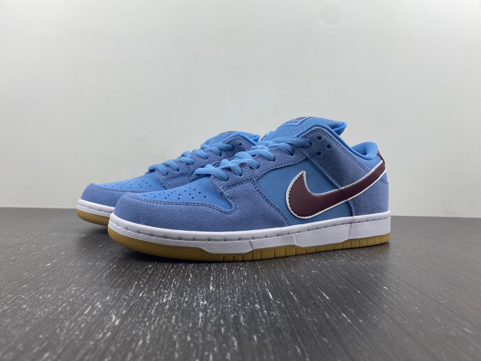 NK SB Dunk Low Philadelphia Phillies DQ4040-400