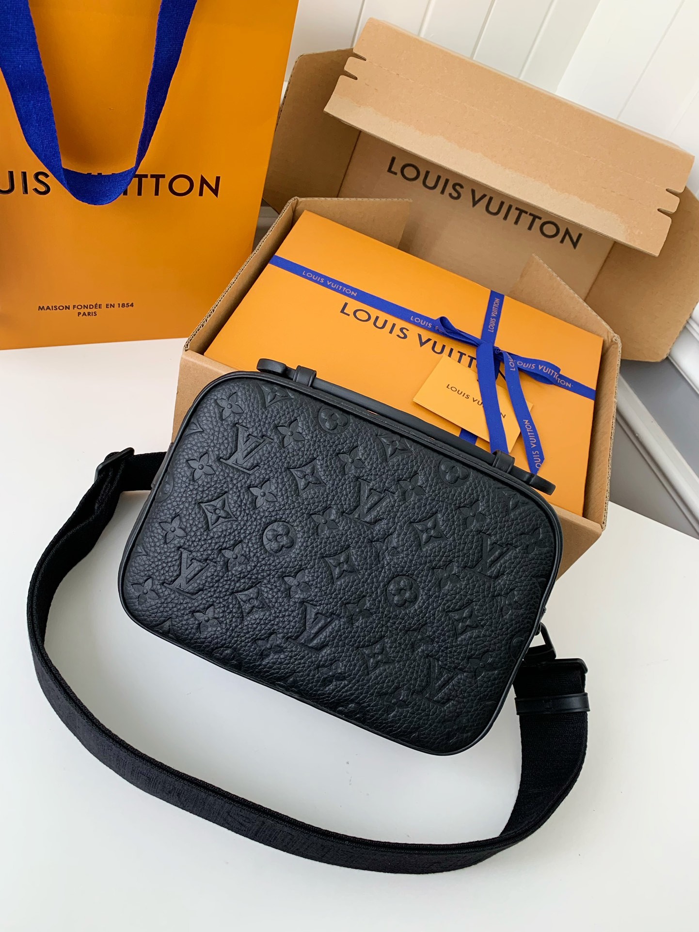 LV  S-Lock Messenger  22*18*8cm