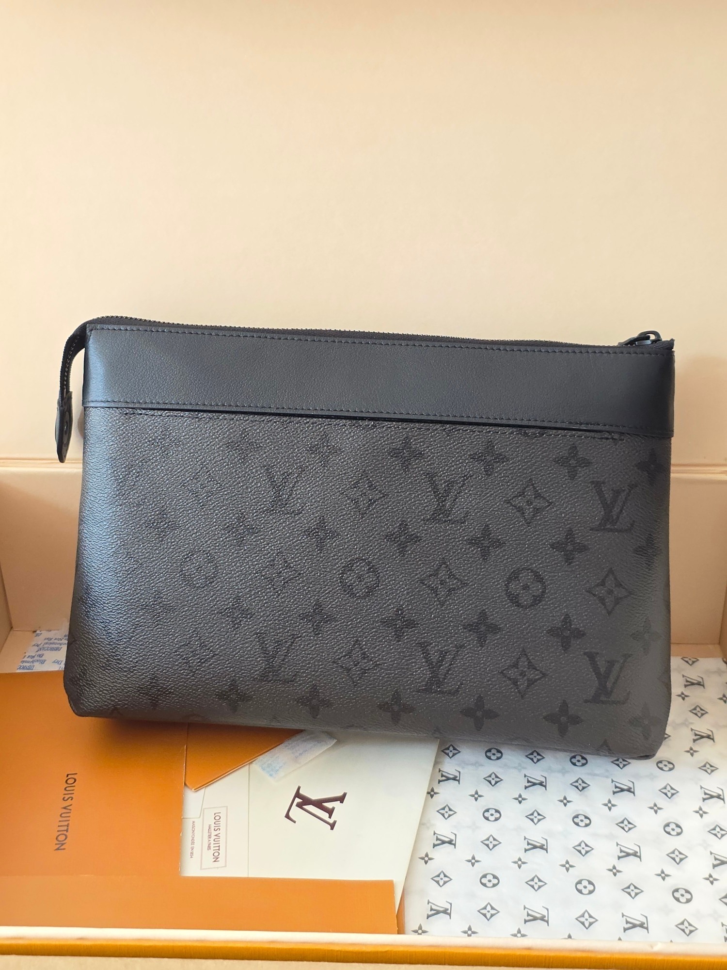 LV Pochette Voyage Souple Clutch bag M26741 Size：27x21x3cm