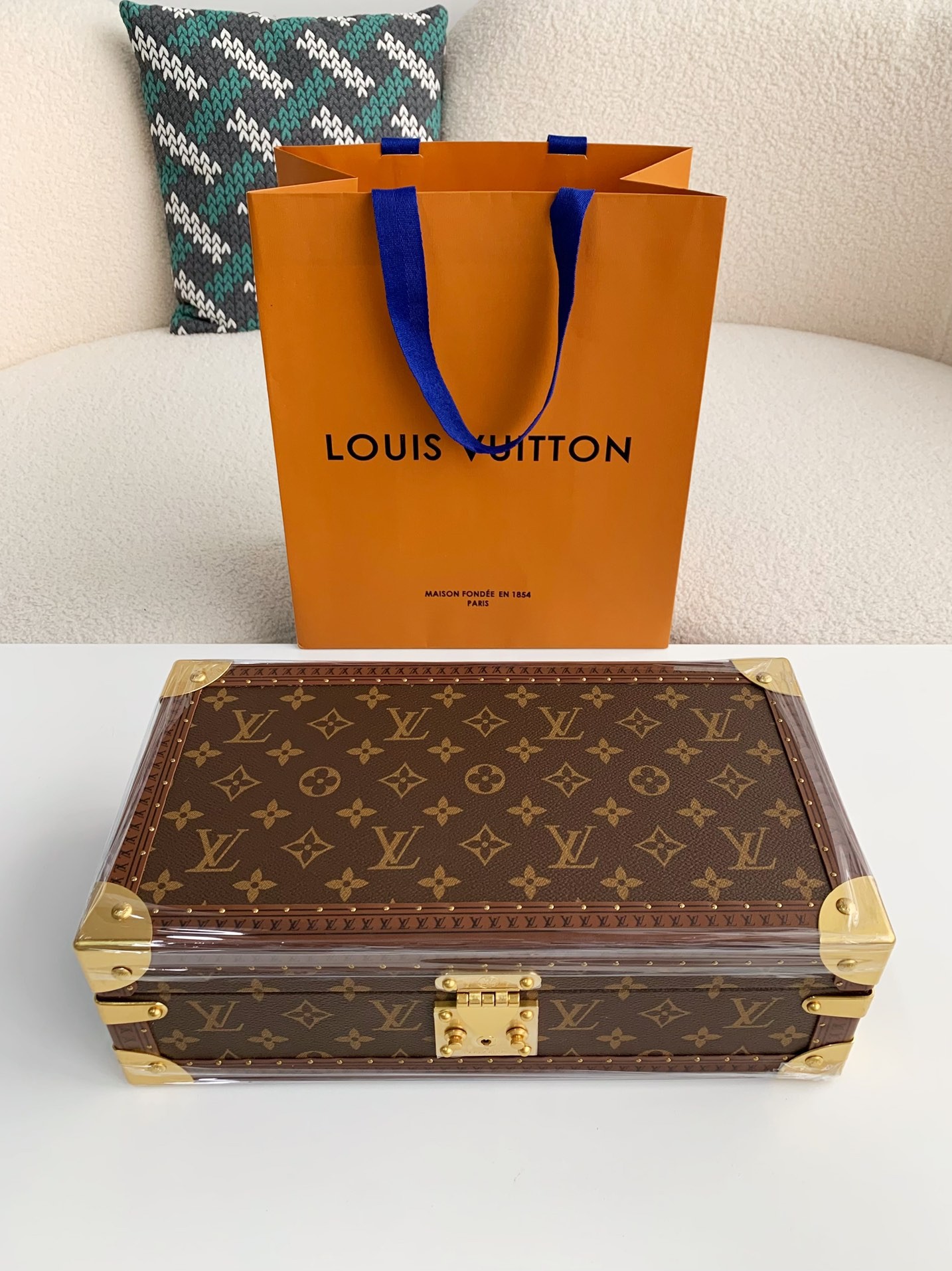 L X V Watch Storage Box Size：34*18*11cm