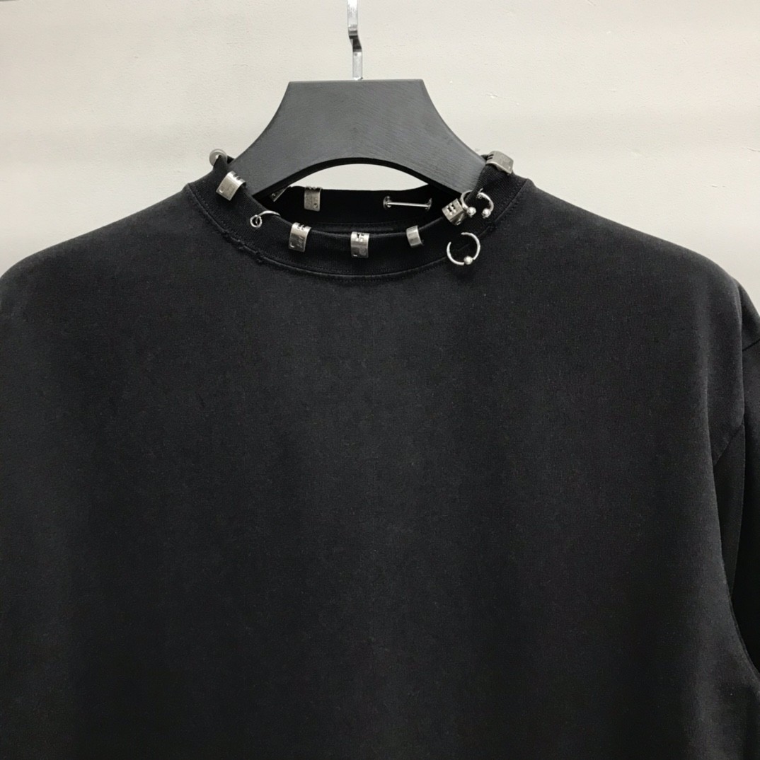 BLCG neckline hardware perforated T-shirt