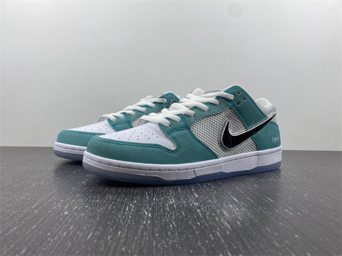 NK SB Dunk Low April Skateboards FD2562-400