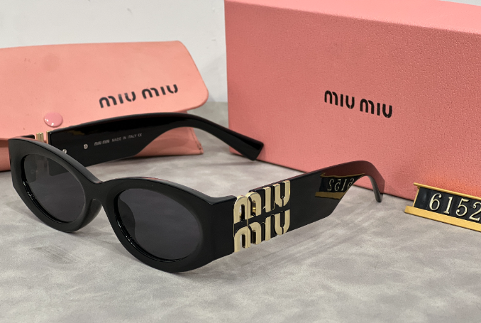 G19：Miu Miu Logo Sunglasses