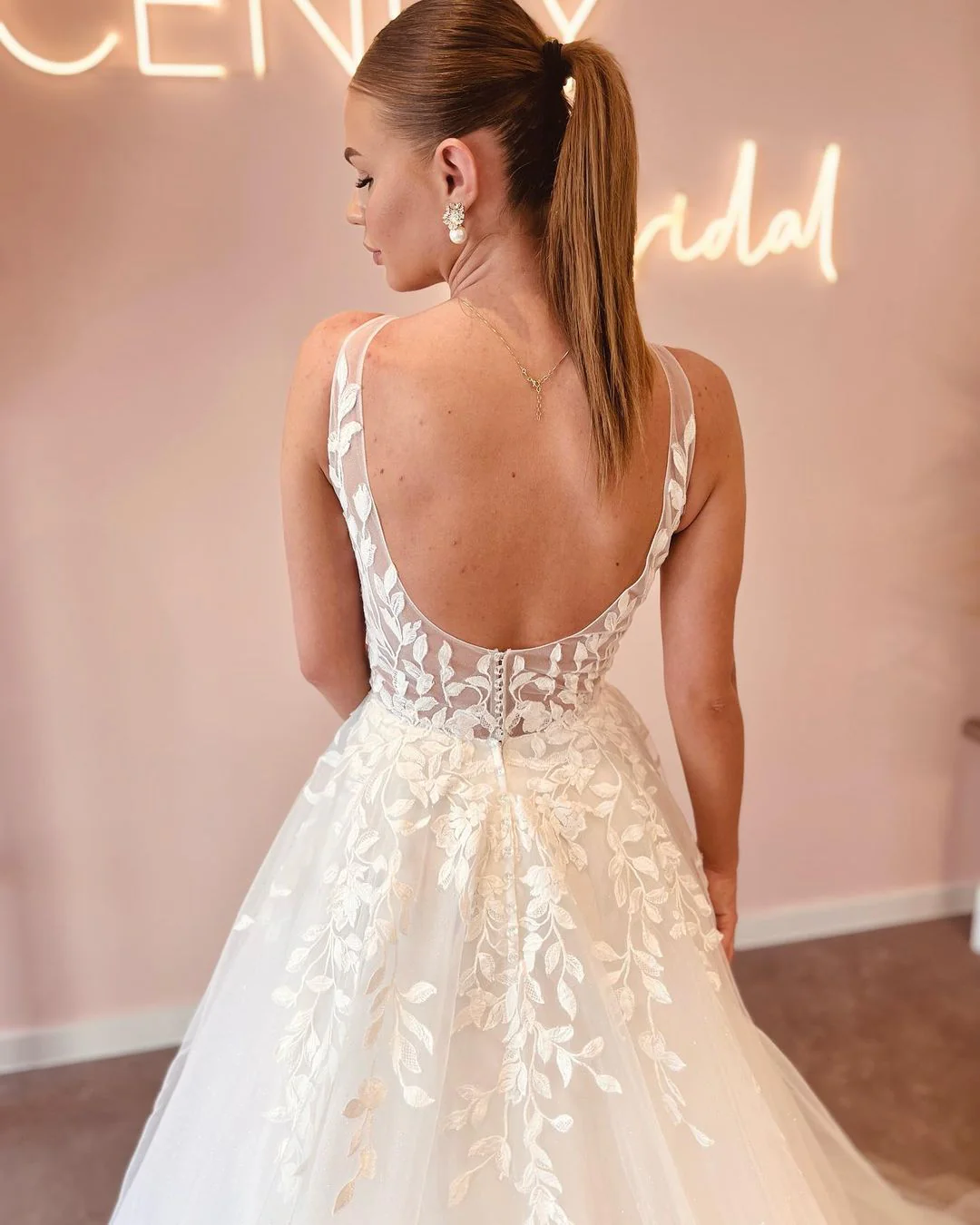 Elegant A Line V Neck Tulle Wedding Dress with Appliques