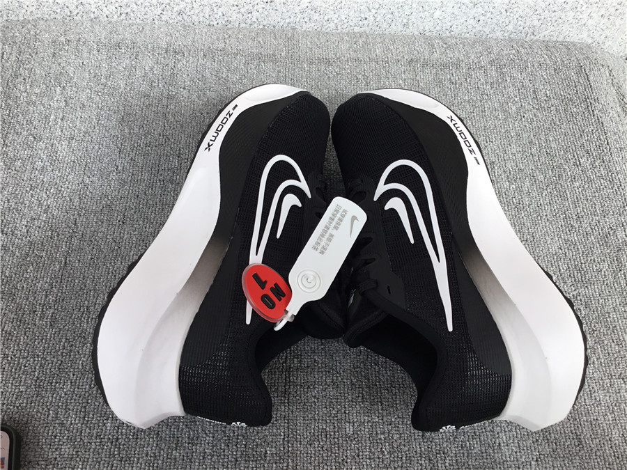 Nike Zoom Fly 5 Carbon Plate Running Shoe DM8974-001