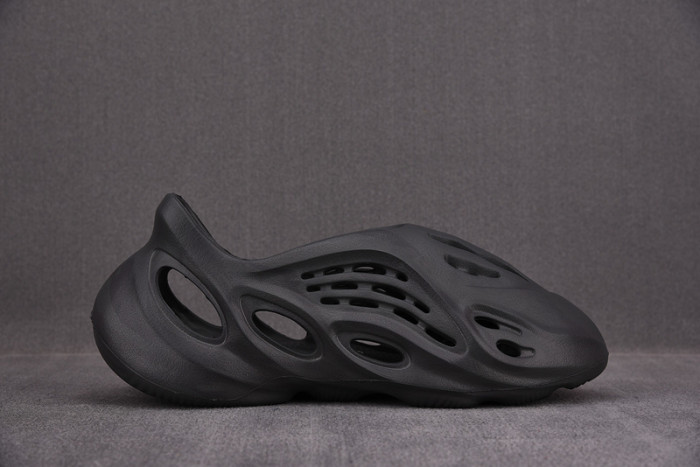 adidas Yeezy Foam Runner Onyx HP8739