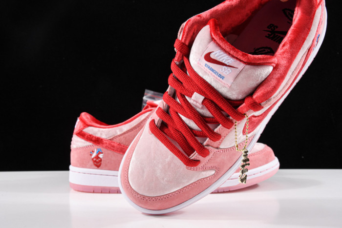 Nike SB Dunk Low StrangeLove Skateboards (Regular Box)