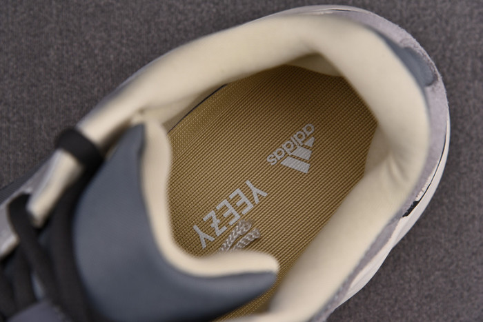 adidas Yeezy Boost 700 Magnet Fv9922