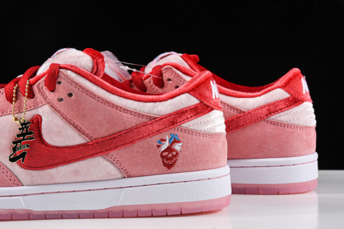 Nike SB Dunk Low StrangeLove Skateboards (Regular Box)