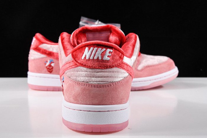 Nike SB Dunk Low StrangeLove Skateboards (Regular Box)