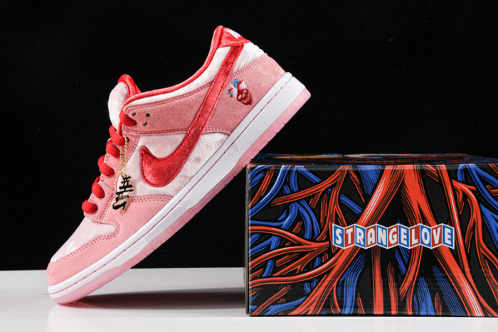 Nike SB Dunk Low StrangeLove Skateboards (Regular Box)