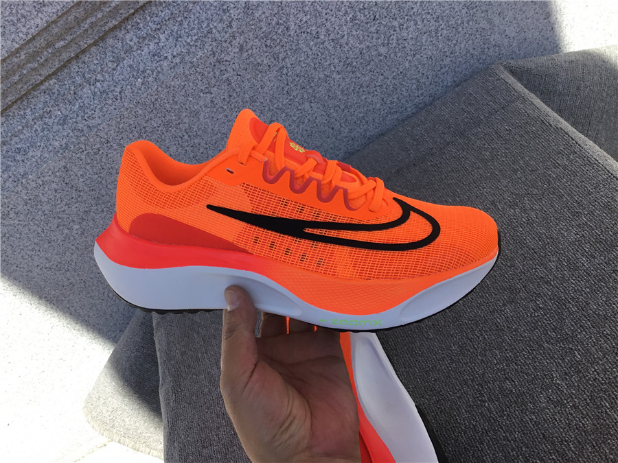 Nike Zoom Fly 5 Carbon Plate Running Shoe DM8968-800