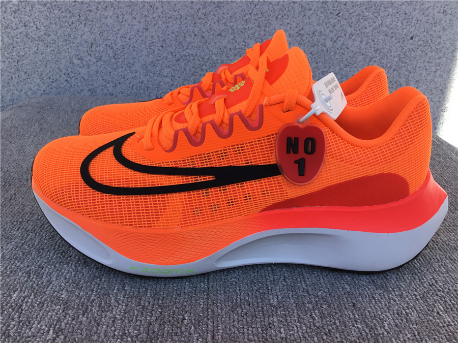 Nike Zoom Fly 5 Carbon Plate Running Shoe DM8968-800