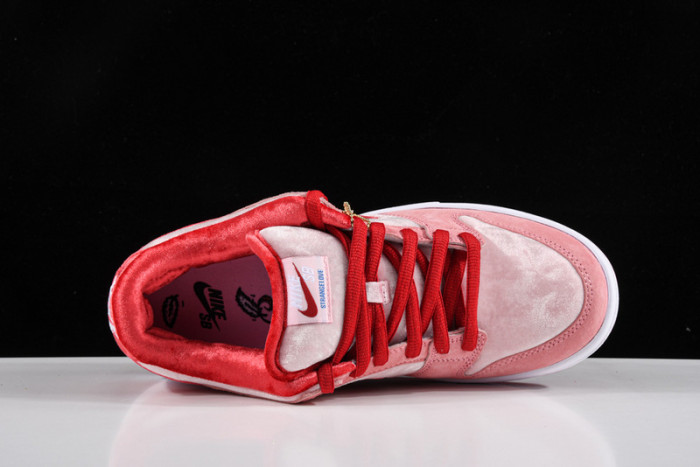 Nike SB Dunk Low StrangeLove Skateboards (Regular Box)