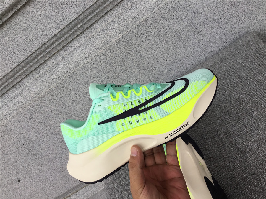 Nike Zoom Fly 5 Carbon Plate Running Shoe DM8968-300