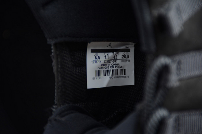 Air Jordan 11 Cap and Gown black 378037-005