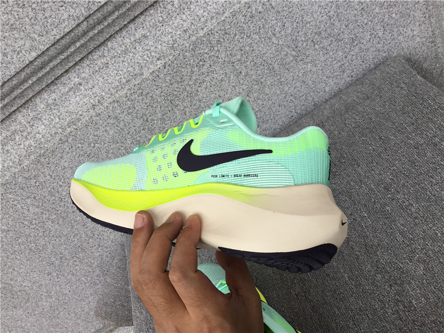 Nike Zoom Fly 5 Carbon Plate Running Shoe DM8974-300