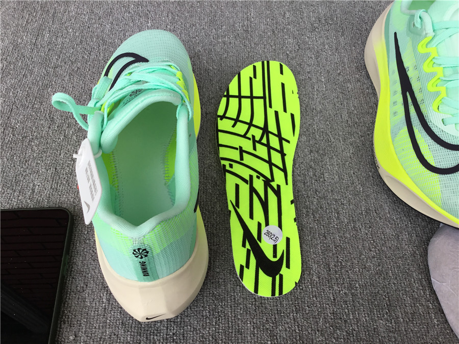 Nike Zoom Fly 5 Carbon Plate Running Shoe DM8968-300