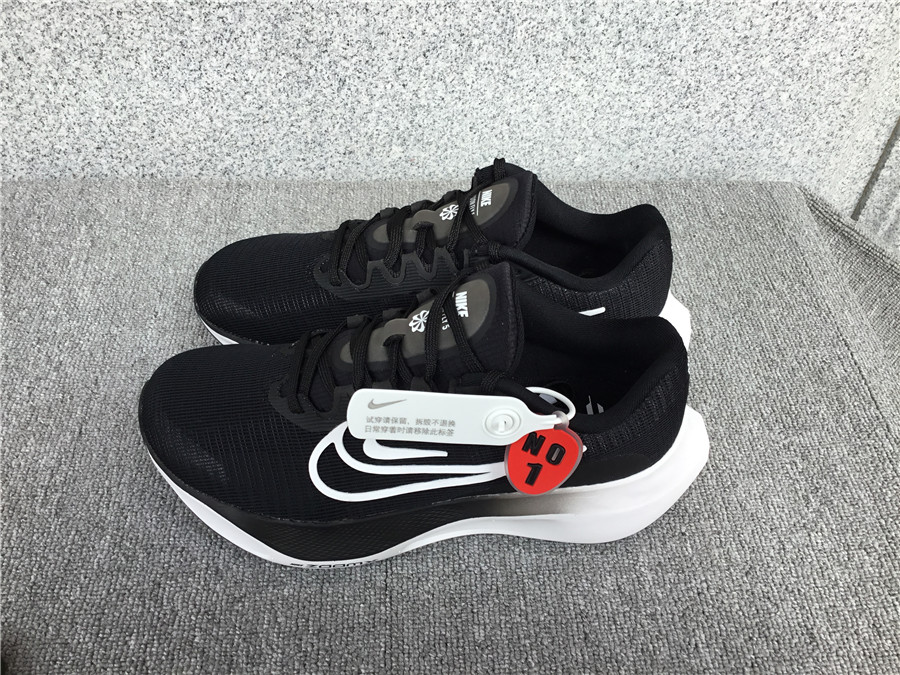 Nike Zoom Fly 5 Carbon Plate Running Shoe DM8974-001