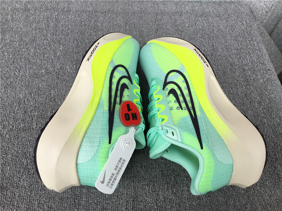 Nike Zoom Fly 5 Carbon Plate Running Shoe DM8974-300