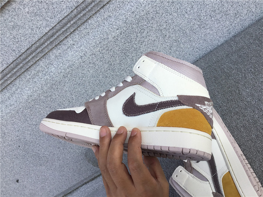 Air Jordan 1 Mid SE DM9652-102