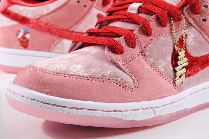 Nike SB Dunk Low StrangeLove Skateboards (Regular Box)