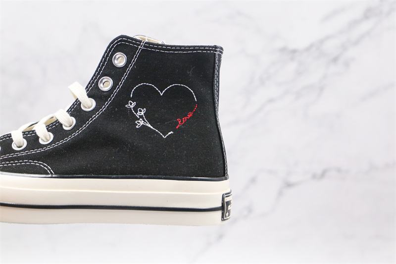 Converse Chuck Taylor All-Star Embroidered Hearts (W) A01602C