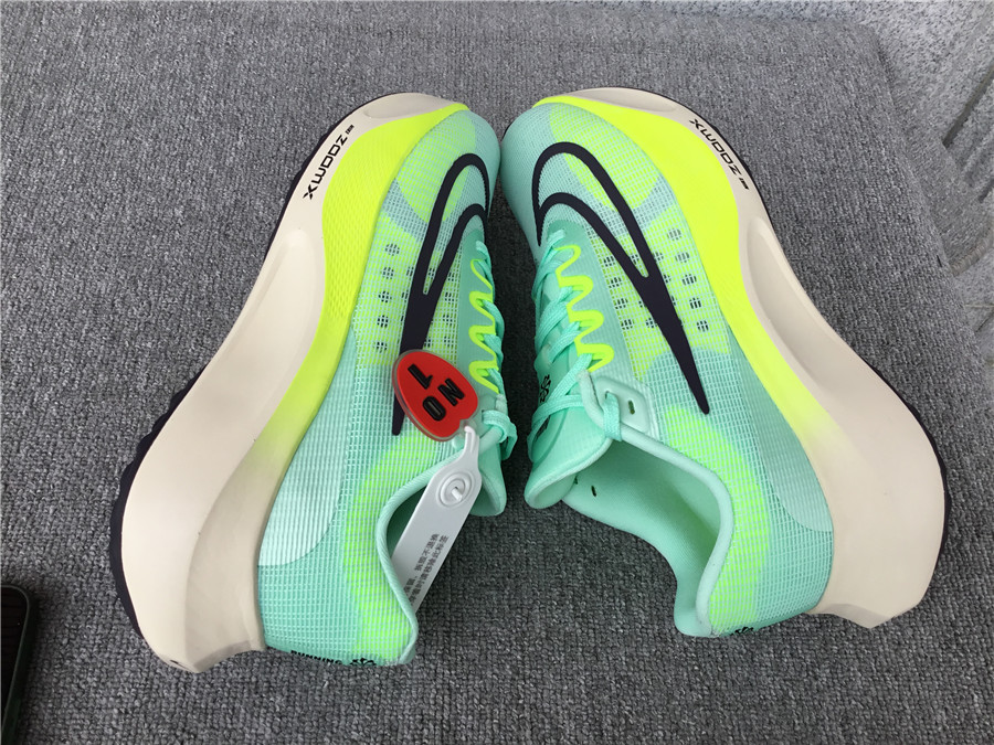 Nike Zoom Fly 5 Carbon Plate Running Shoe DM8968-300