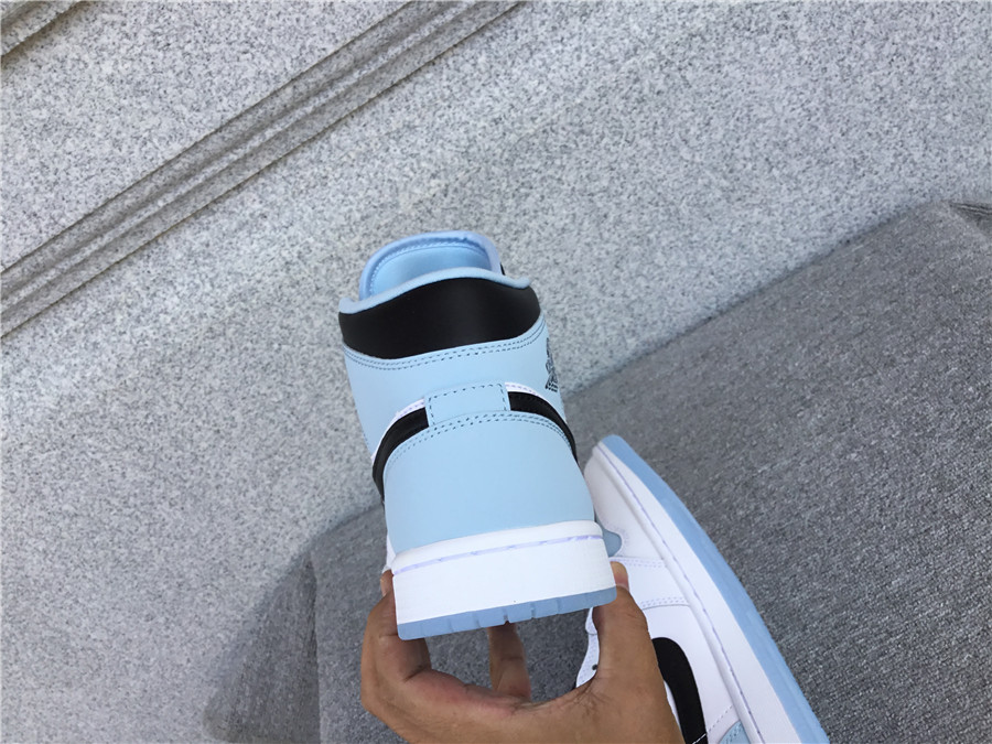 Air Jordan 1 Mid BULE