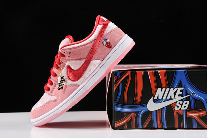 Nike SB Dunk Low StrangeLove Skateboards (Regular Box)