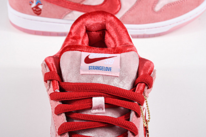 Nike SB Dunk Low StrangeLove Skateboards (Regular Box)