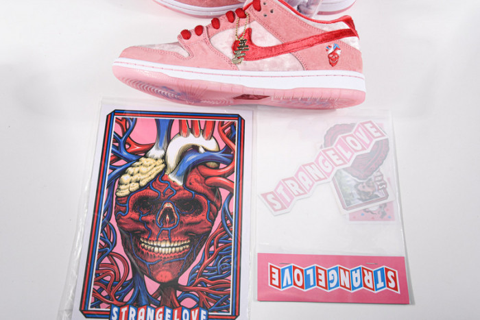 Nike SB Dunk Low StrangeLove Skateboards (Regular Box)