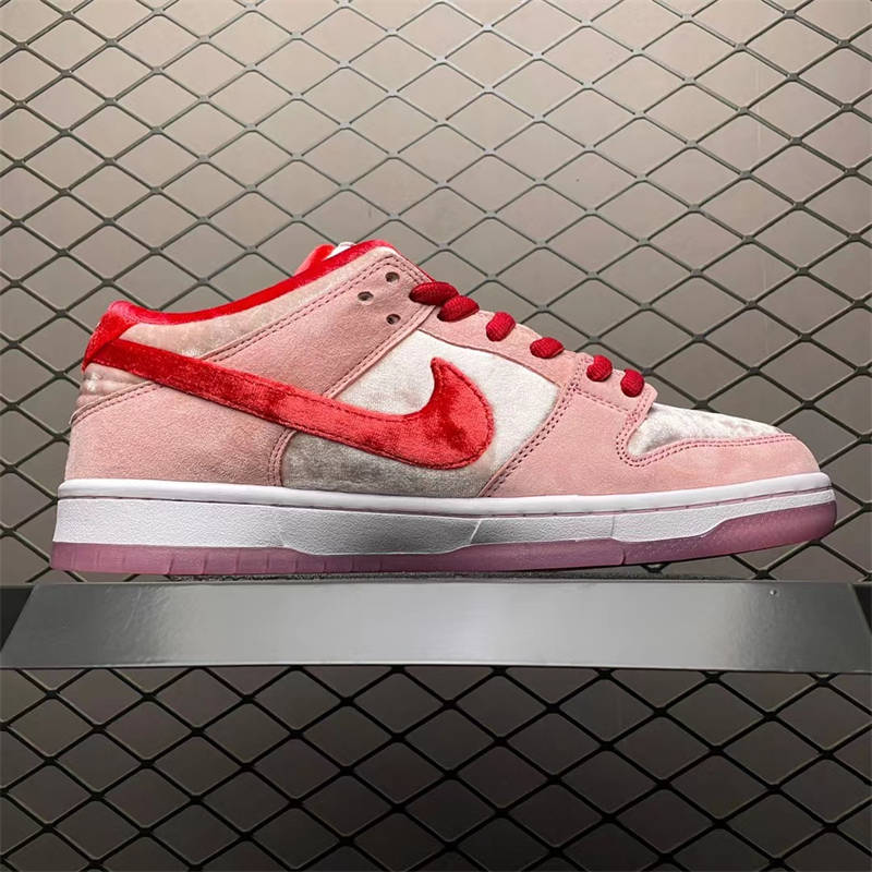 Nike SB Dunk Low StrangeLove Skateboards (Regular Box)