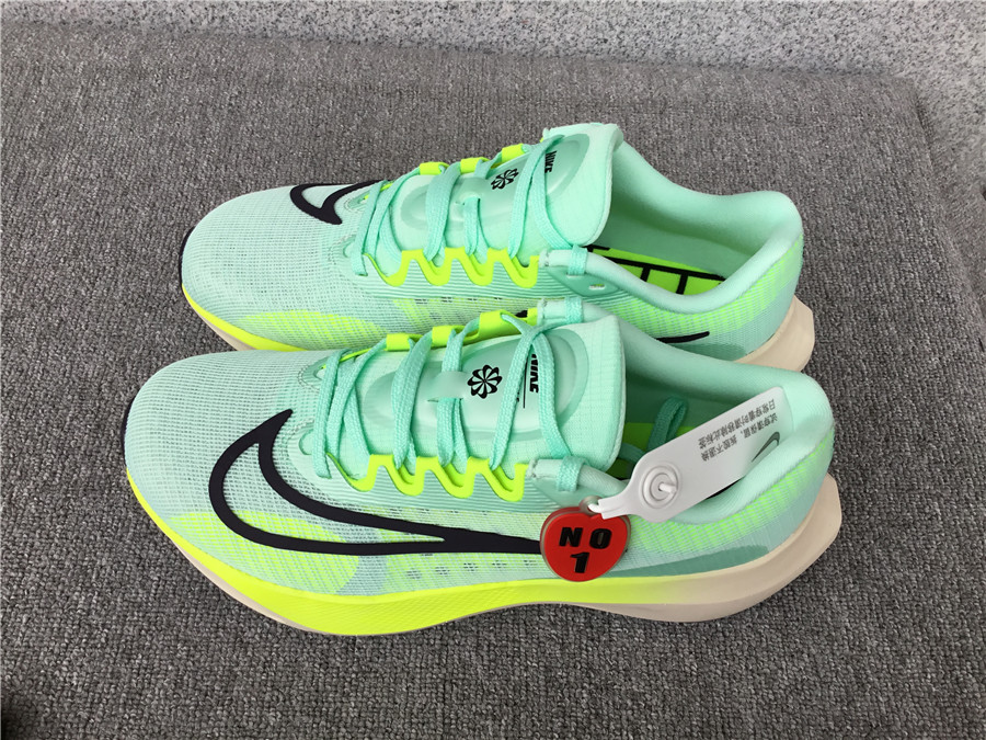 Nike Zoom Fly 5 Carbon Plate Running Shoe DM8968-300