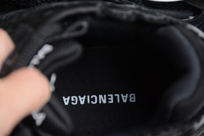 Kith x Balenciaga Runner Black 677402-W3RA9-1000
