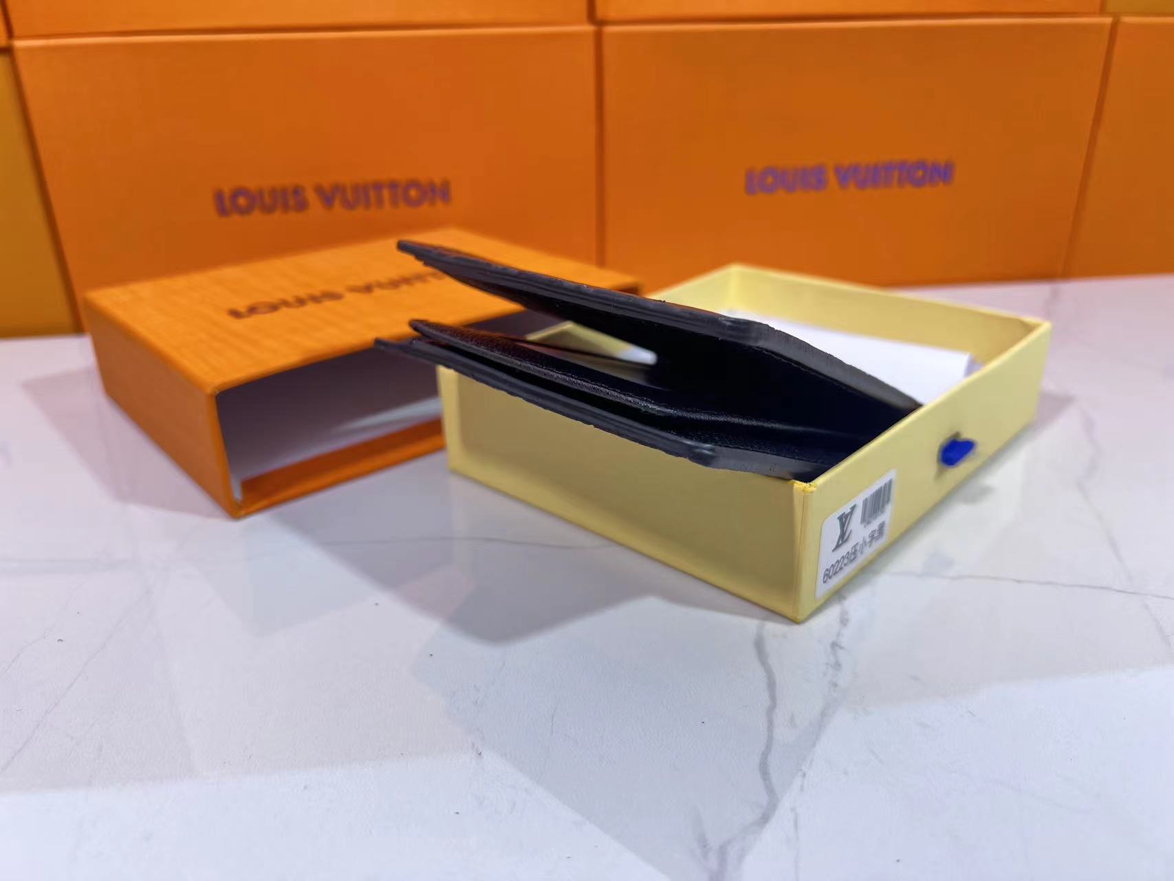 Printed wallet with all-over printing of small flowers