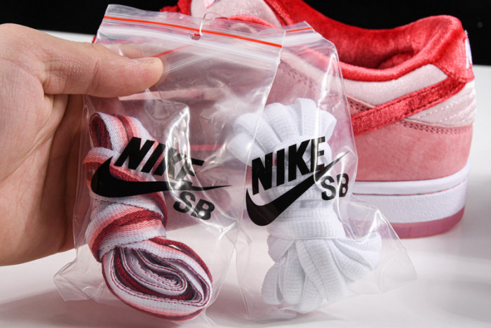 Nike SB Dunk Low StrangeLove Skateboards (Regular Box)