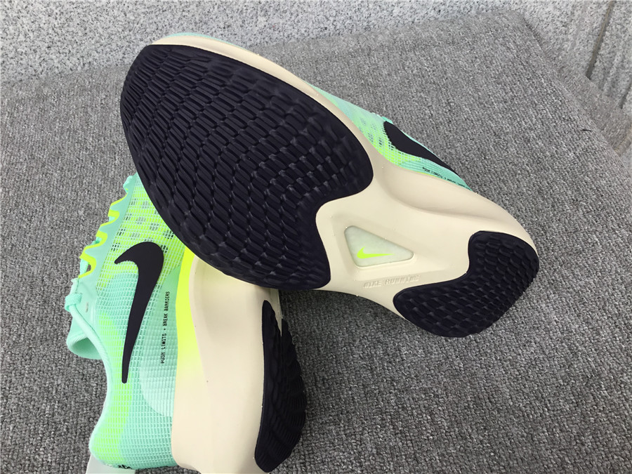 Nike Zoom Fly 5 Carbon Plate Running Shoe DM8974-300