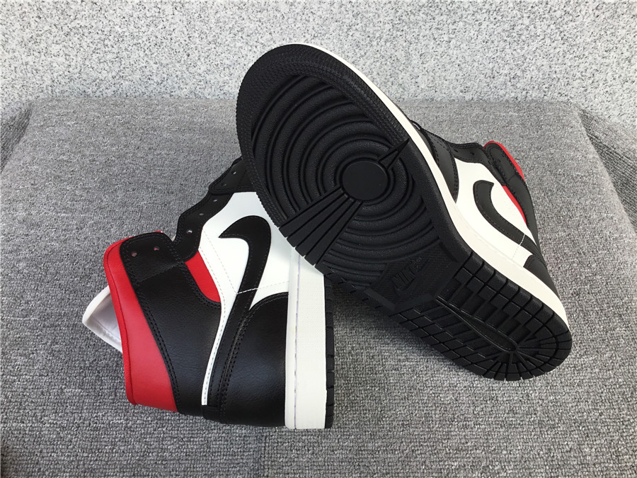 Air Jordan AJ1 Mid black White Red