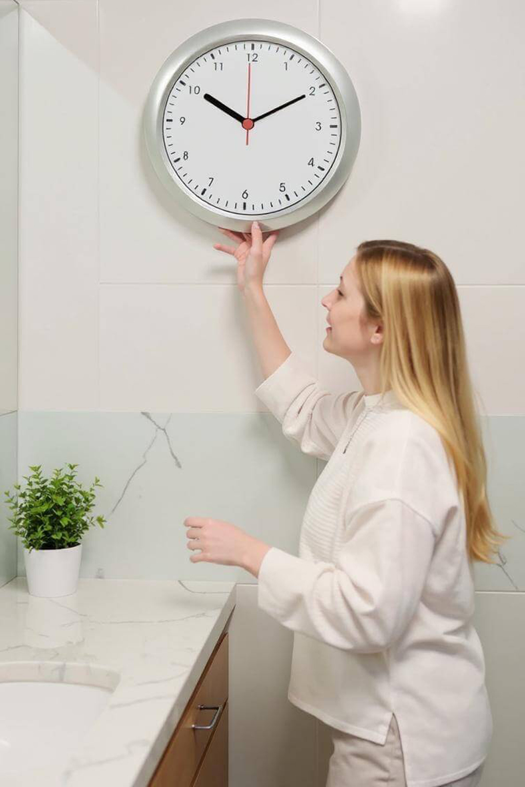 LIORQUE No-Drill Self-Adhesive Waterproof & Dustproof Wall Clock - LIORQUE