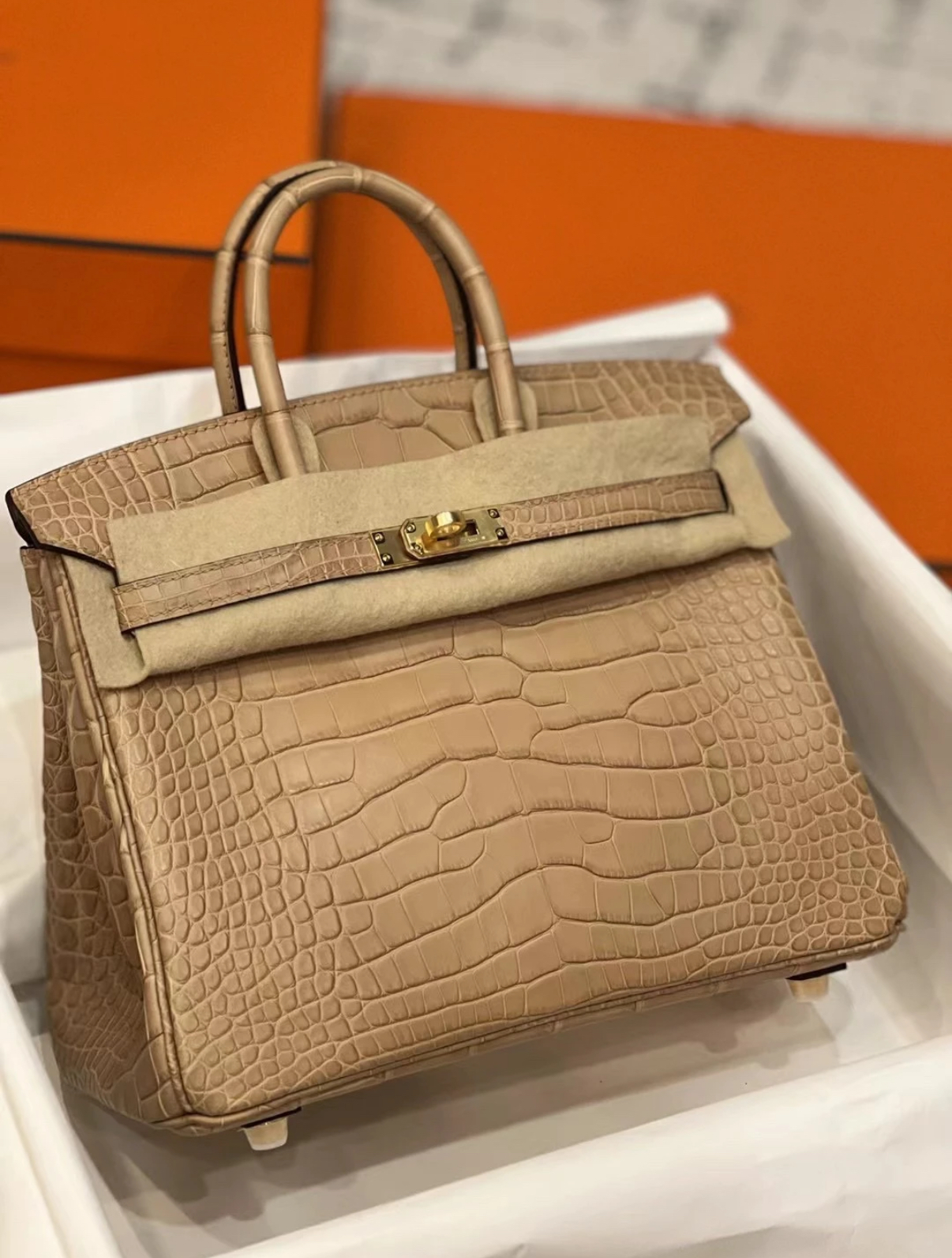 Hermes Birkin 25-30 tea-colored gold buckle, matte crocodile leather lining