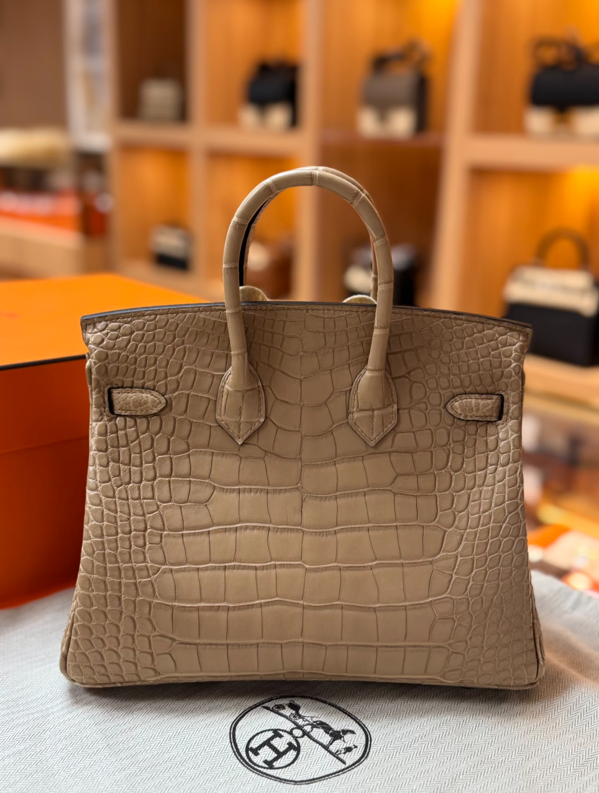 Hermes Birkin 25-30 tea-colored gold buckle, matte crocodile leather lining