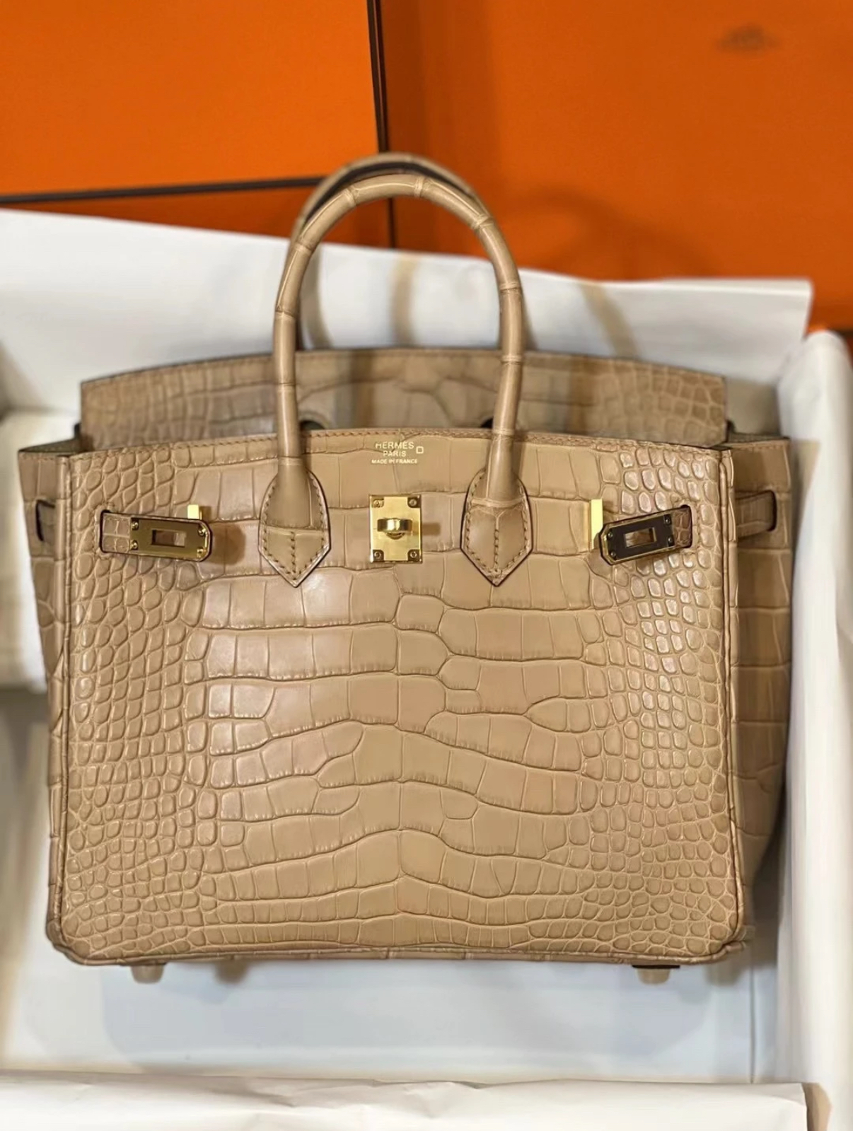 Hermes Birkin 25-30 tea-colored gold buckle, matte crocodile leather lining