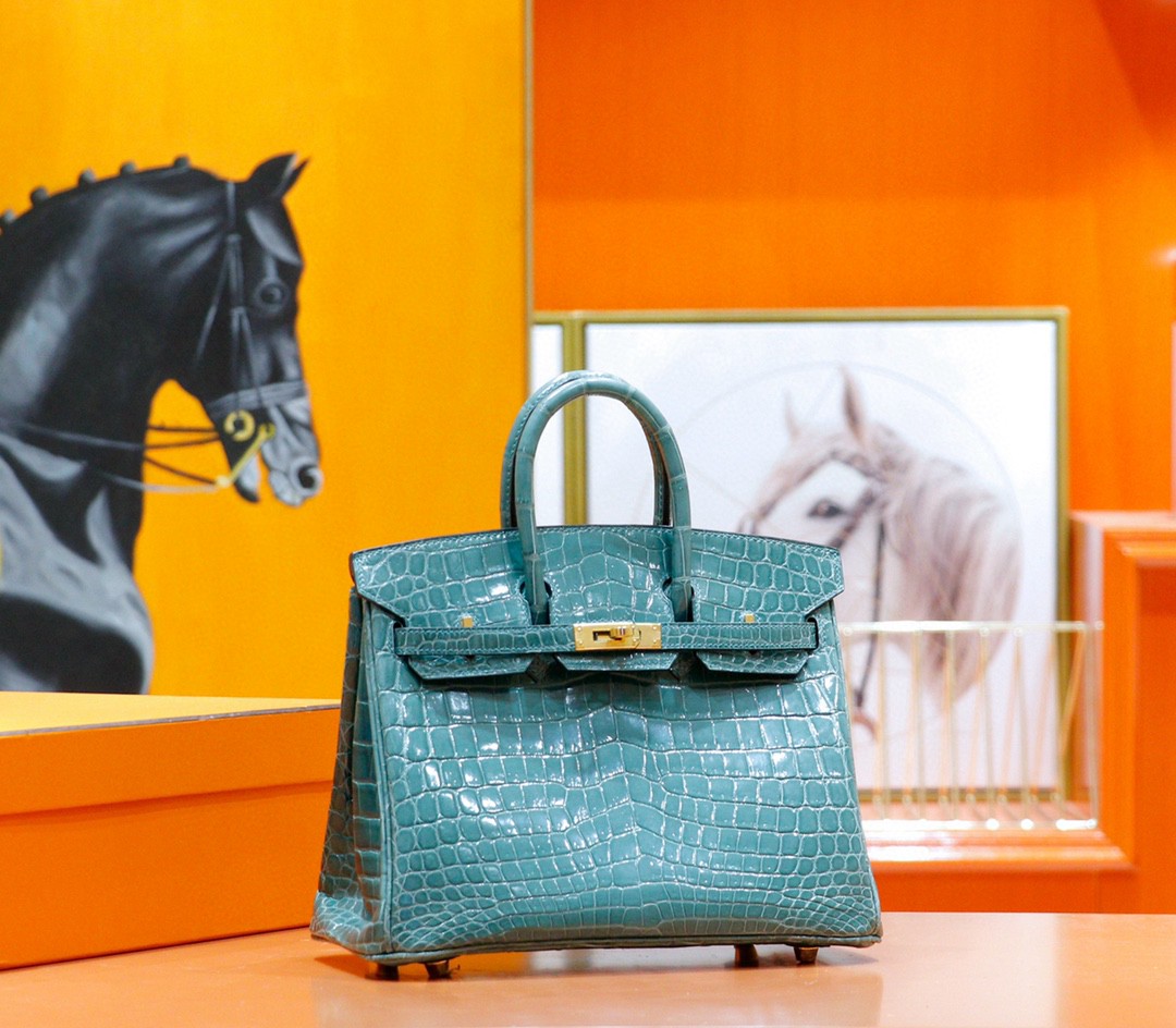 Hermès Birkin platinum bag, Verona green color, glossy crocodile skin, gold buckle, 25-30cm long