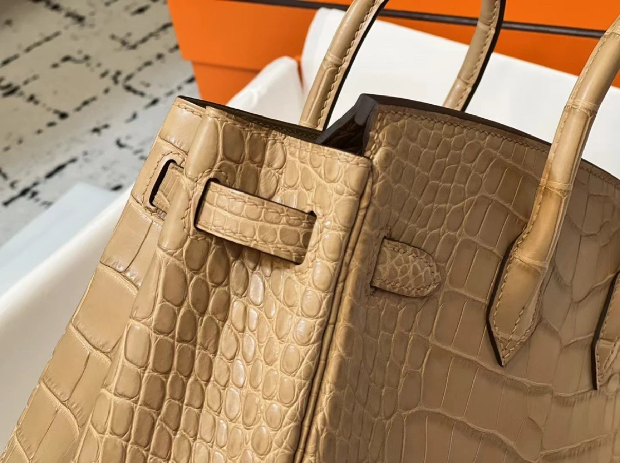 Hermes Birkin 25-30 tea-colored gold buckle, matte crocodile leather lining