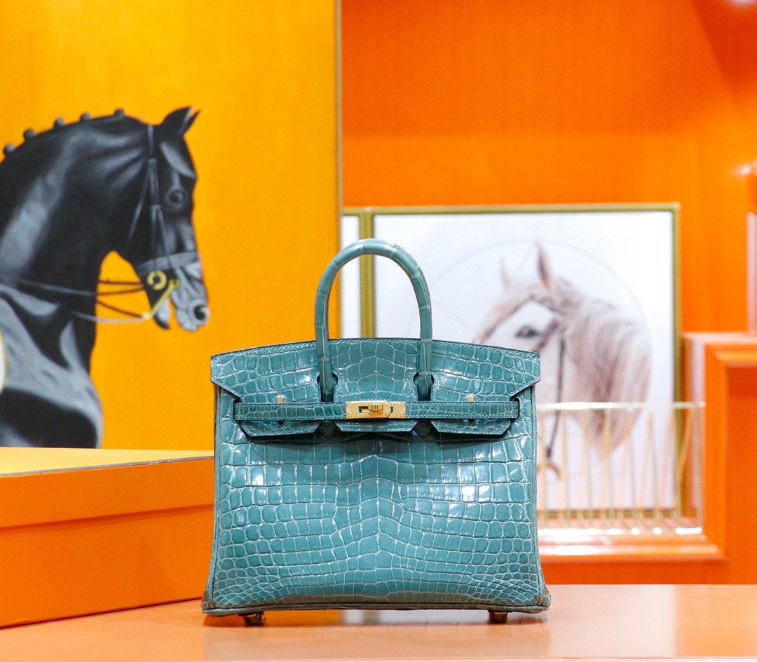 Hermès Birkin platinum bag, Verona green color, glossy crocodile skin, gold buckle, 25-30cm long